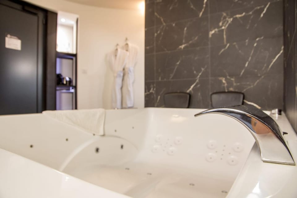 Suite atypique, jacuzzi & Piscine 3 Bed and Breakfast in Auvergne-Rhône-Alpes