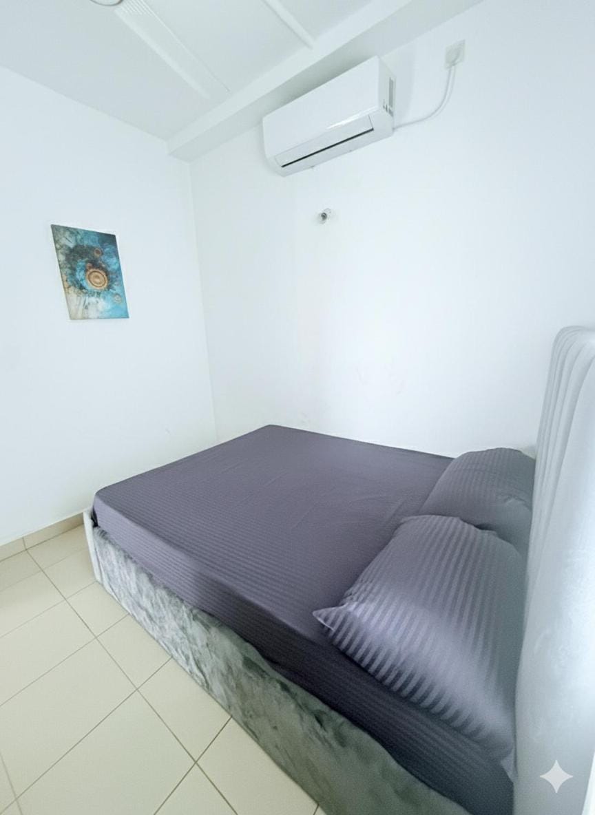 Bed, Living room, Photo of the whole room, Bedroom, air conditioner