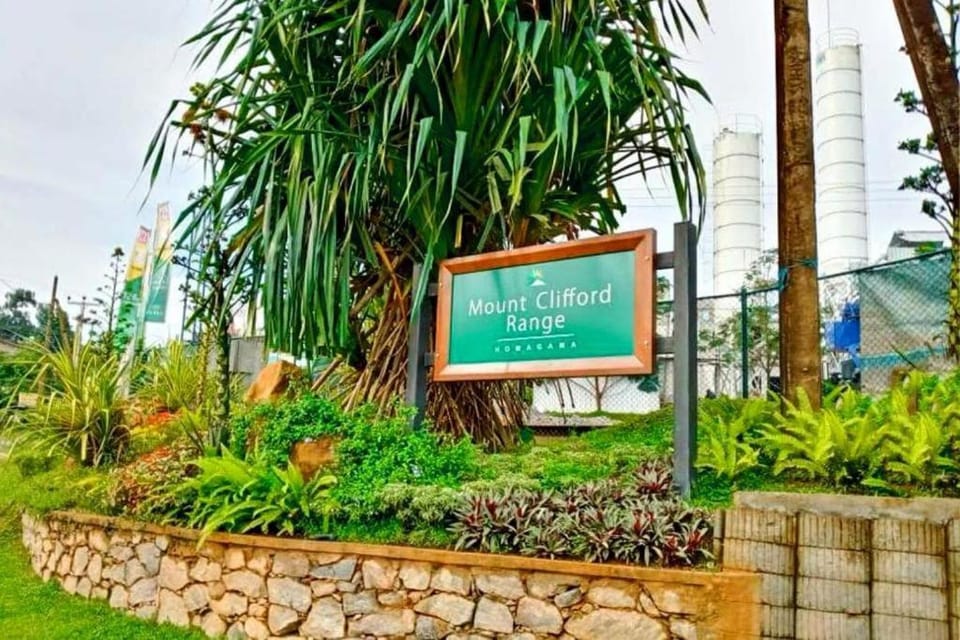 Logo/Certificate/Sign, Text overlay, Street view