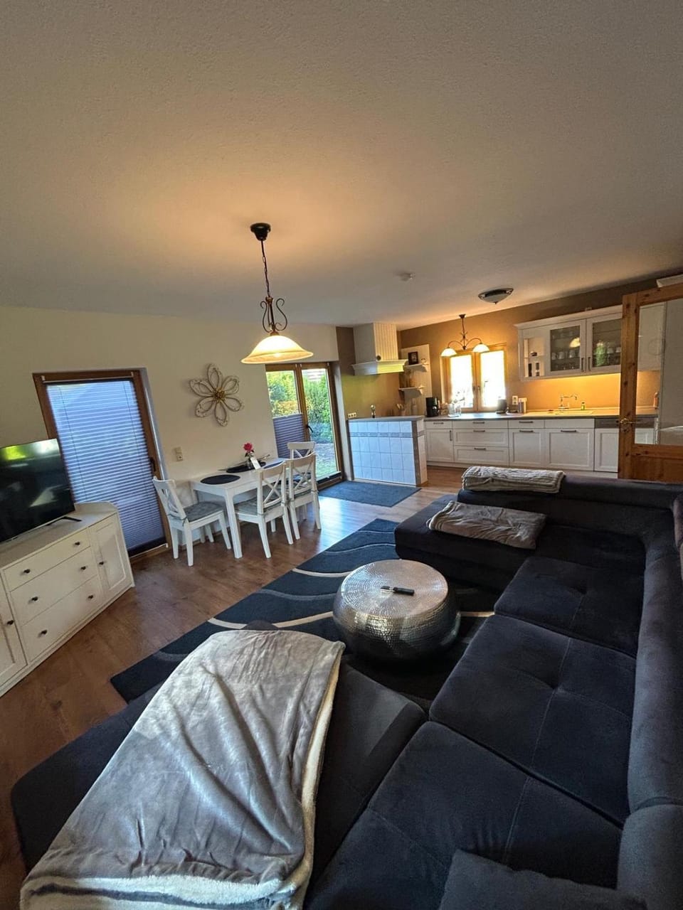 TV and multimedia, Kitchen or kitchenette, Living room, Seating area, Dining area