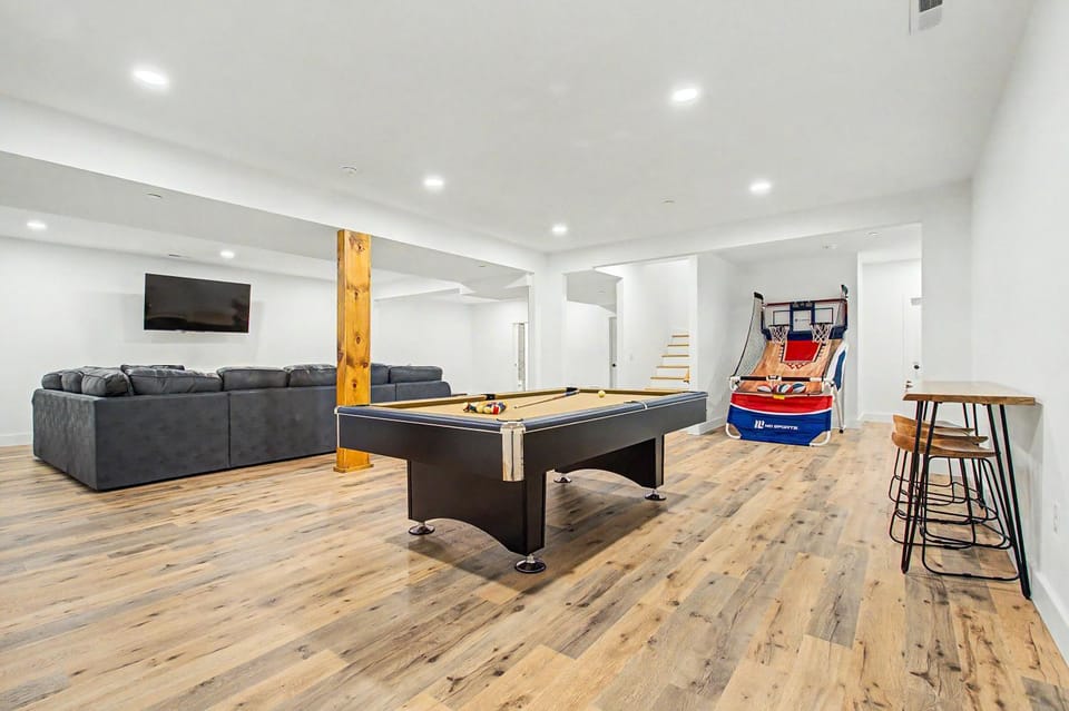 Billiard, Game Room, TV and multimedia, Living room, Seating area, furniture