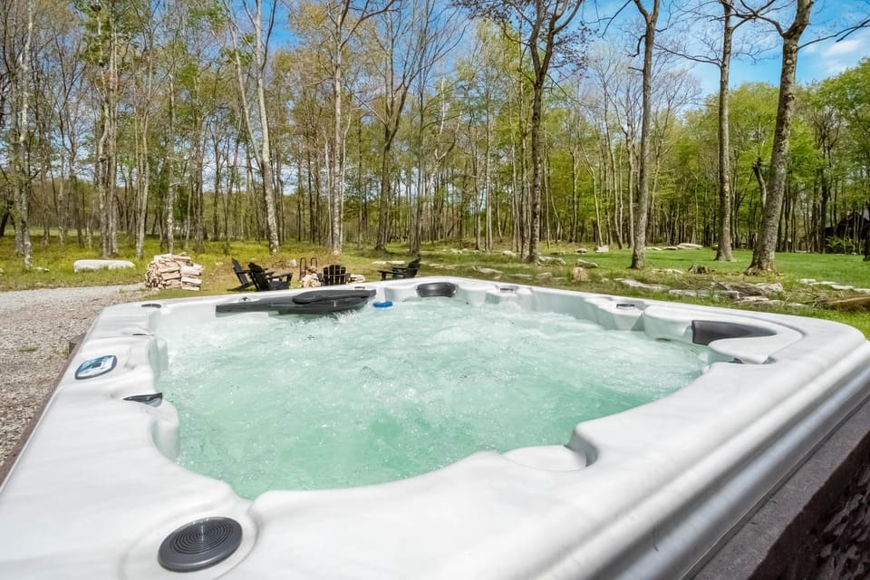 Natural landscape, Hot Tub, Seating area, Garden view