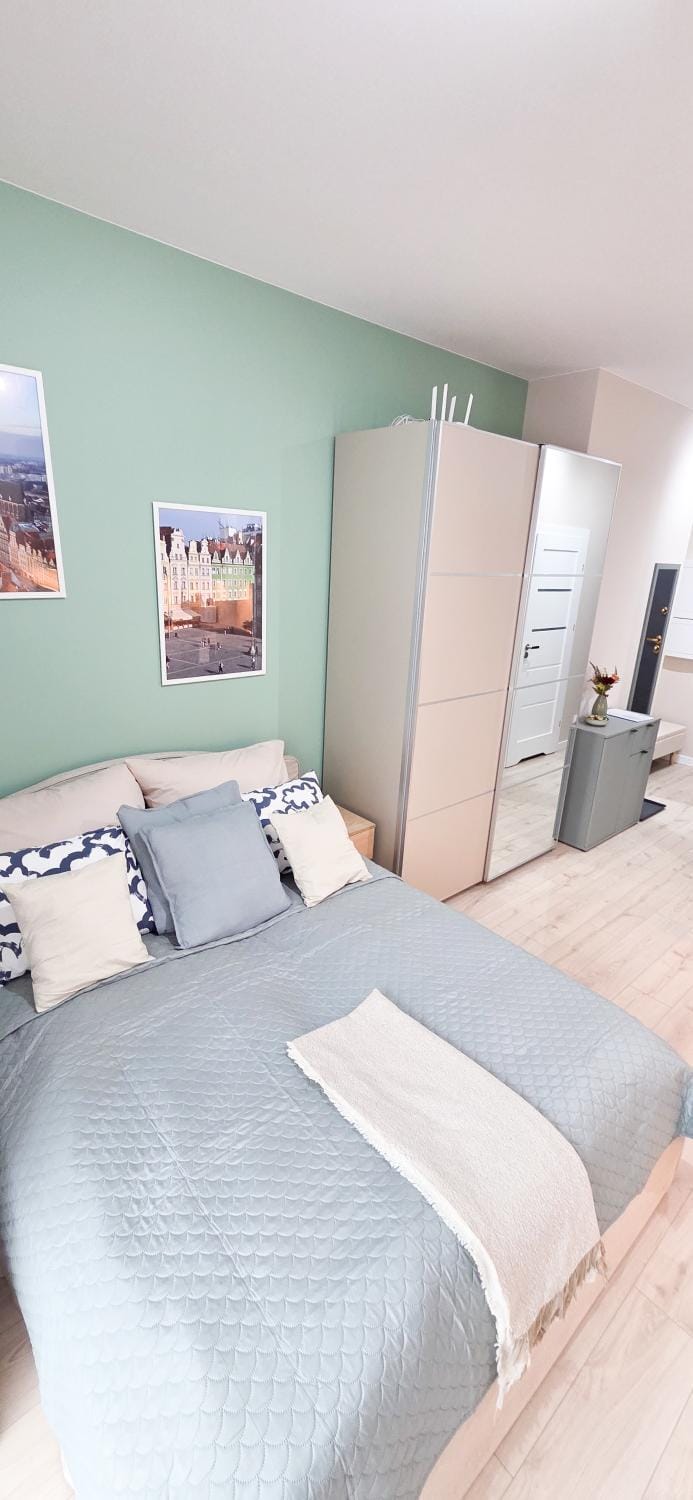 Photo of the whole room, Bedroom, wardrobe