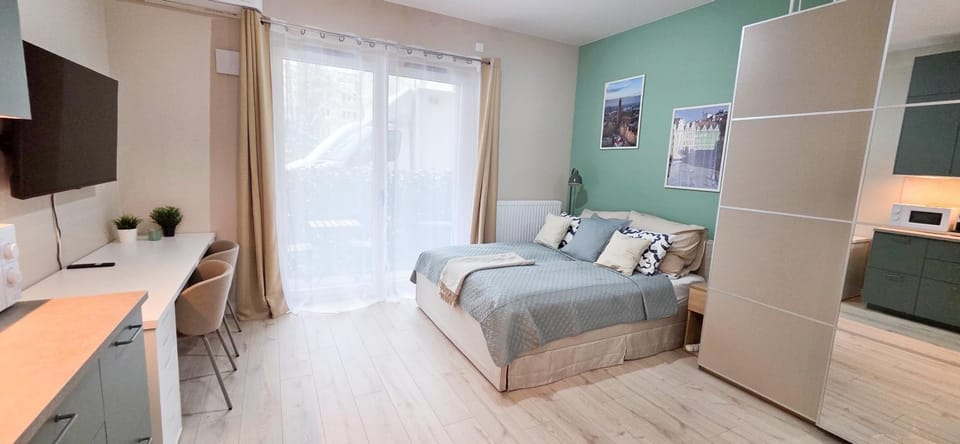 Bed, TV and multimedia, Living room, Photo of the whole room, Evening entertainment, Bedroom