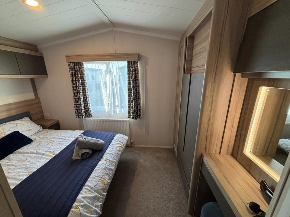 Sunnymede A6 Fantasy Island with HOT TUB - pet friendly, Wifi - Meadow Lakes Caravan & Lodge Hire Apartment in Ingoldmells