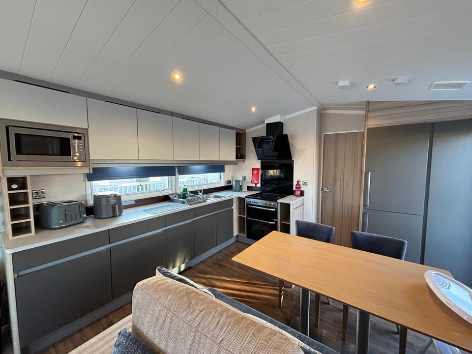 Sunnymede A6 Fantasy Island with HOT TUB - pet friendly, Wifi - Meadow Lakes Caravan & Lodge Hire Apartment in Ingoldmells