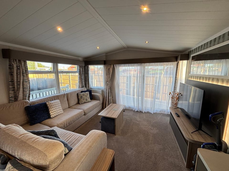 Sunnymede A6 Fantasy Island with HOT TUB - pet friendly, Wifi - Meadow Lakes Caravan & Lodge Hire Apartment in Ingoldmells