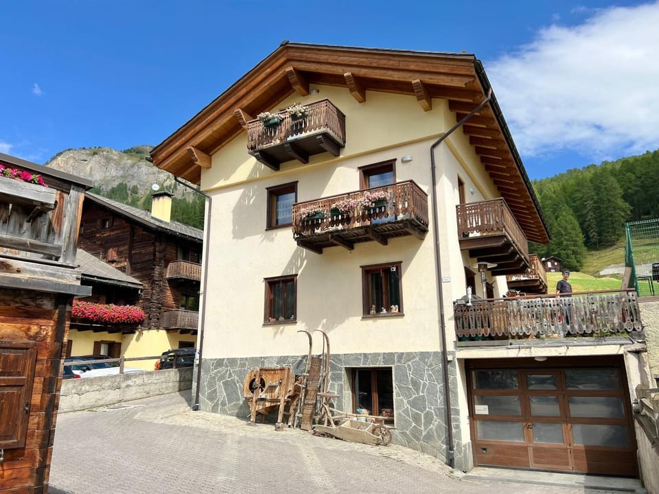 Property building, Day