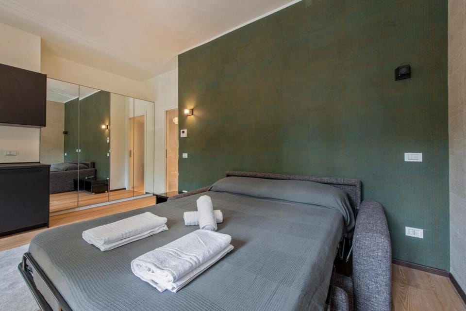 Bed, TV and multimedia, Bedroom