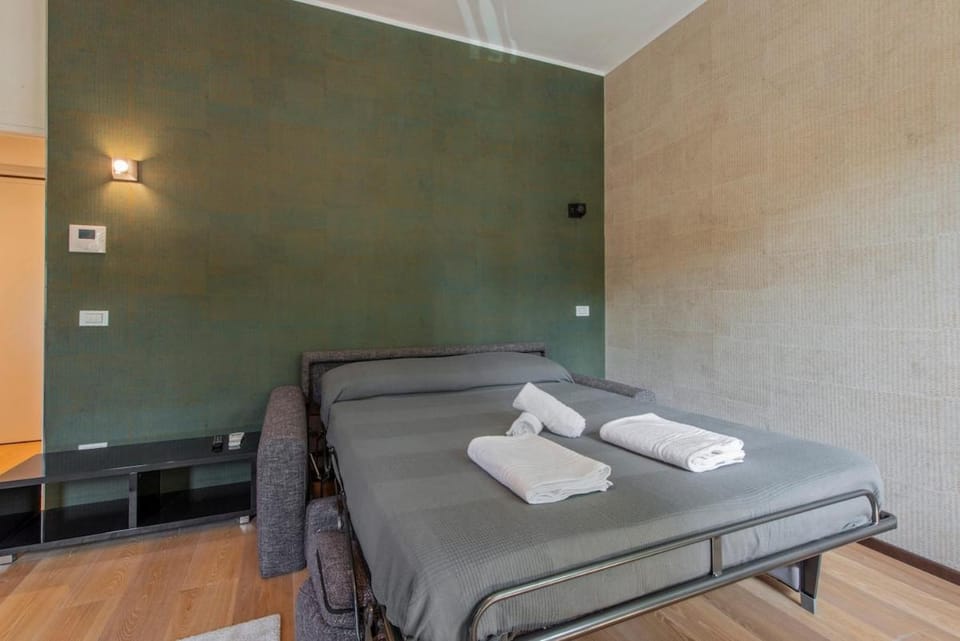Photo of the whole room, Bedroom, towels