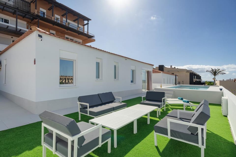 Property building, Balcony/Terrace, Living room