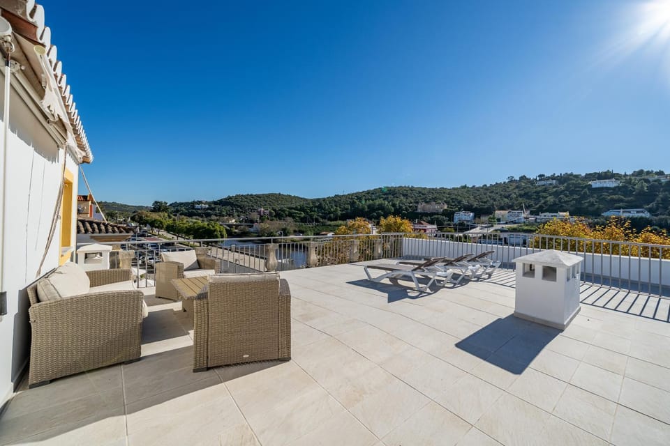 Property building, Balcony/Terrace, Living room