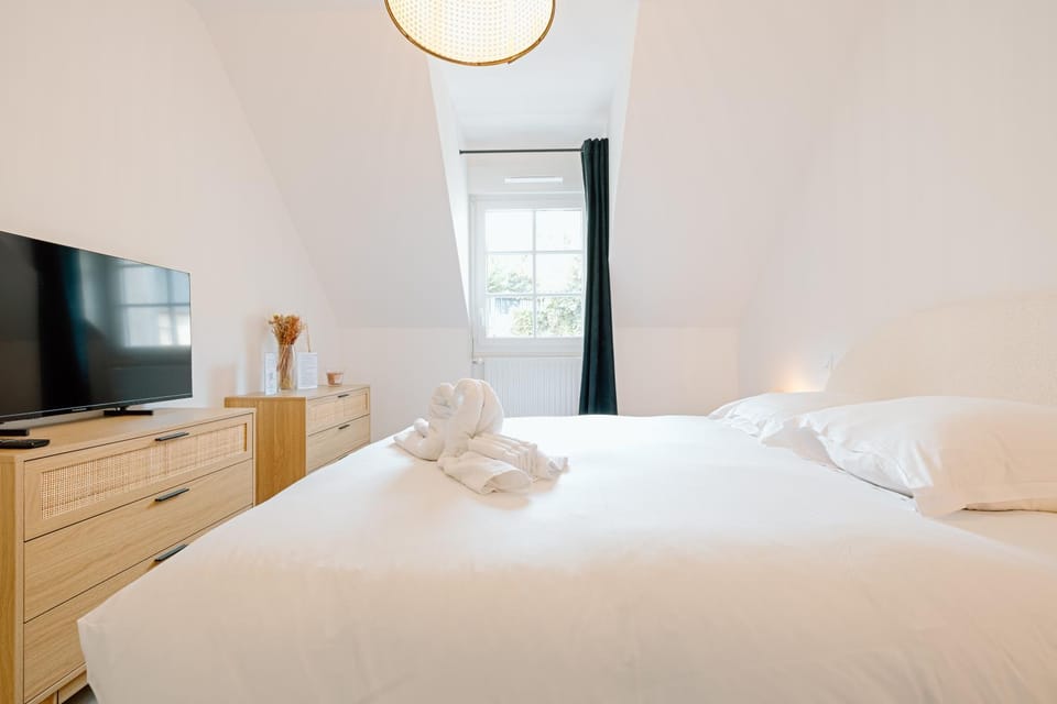 Bed, TV and multimedia, Bedroom