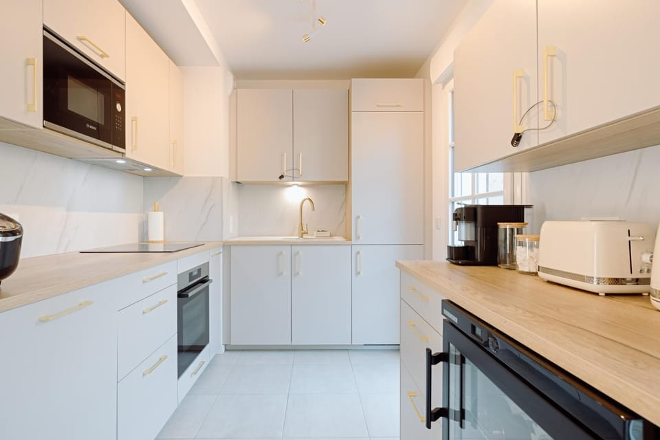 Coffee/tea facilities, Kitchen or kitchenette, dishwasher, oven, stove