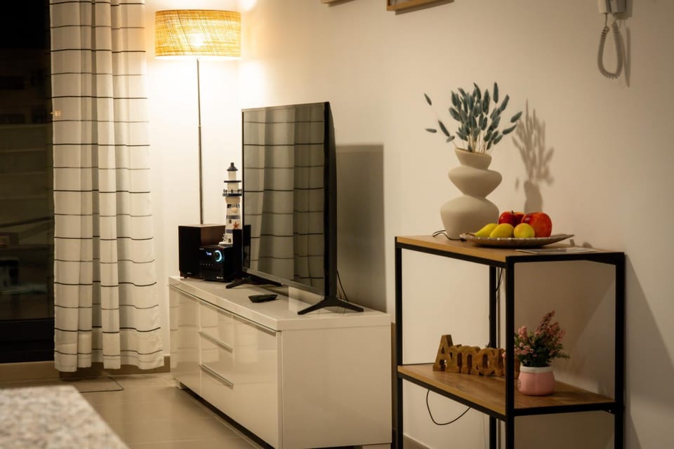 TV and multimedia, Living room, Evening entertainment
