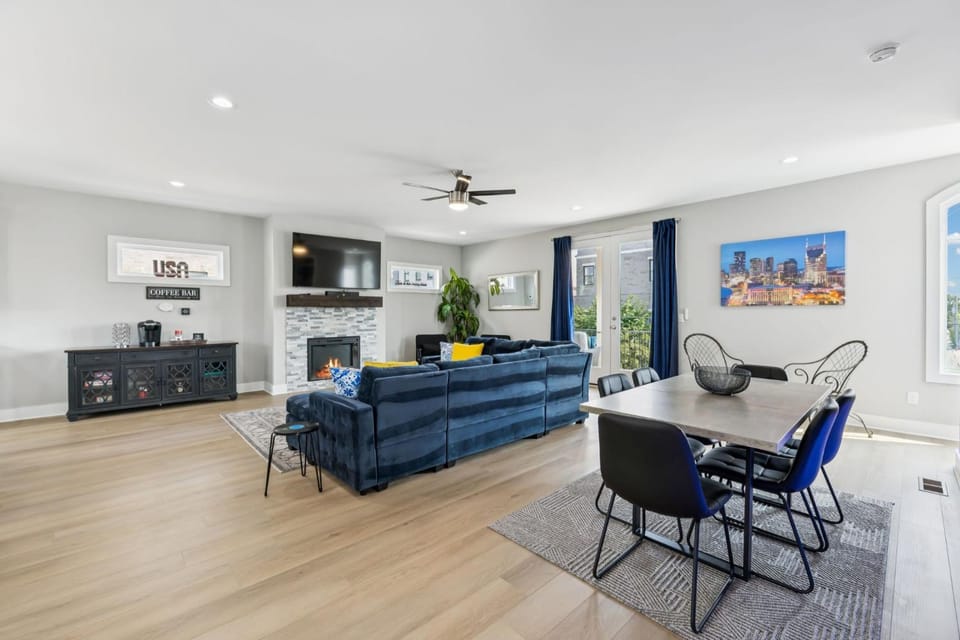 Friends in Skyline Places, 10 min to Broadway, Perfect for Groups House in Nashville