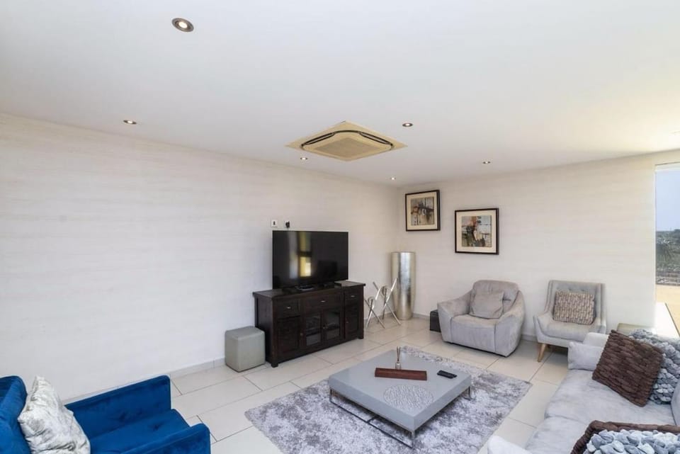 TV and multimedia, Living room, Seating area, Evening entertainment, air conditioner