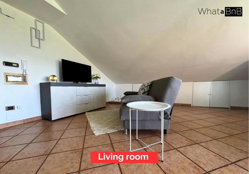 Communal lounge/ TV room, TV and multimedia, Living room, Seating area, Evening entertainment, Text overlay