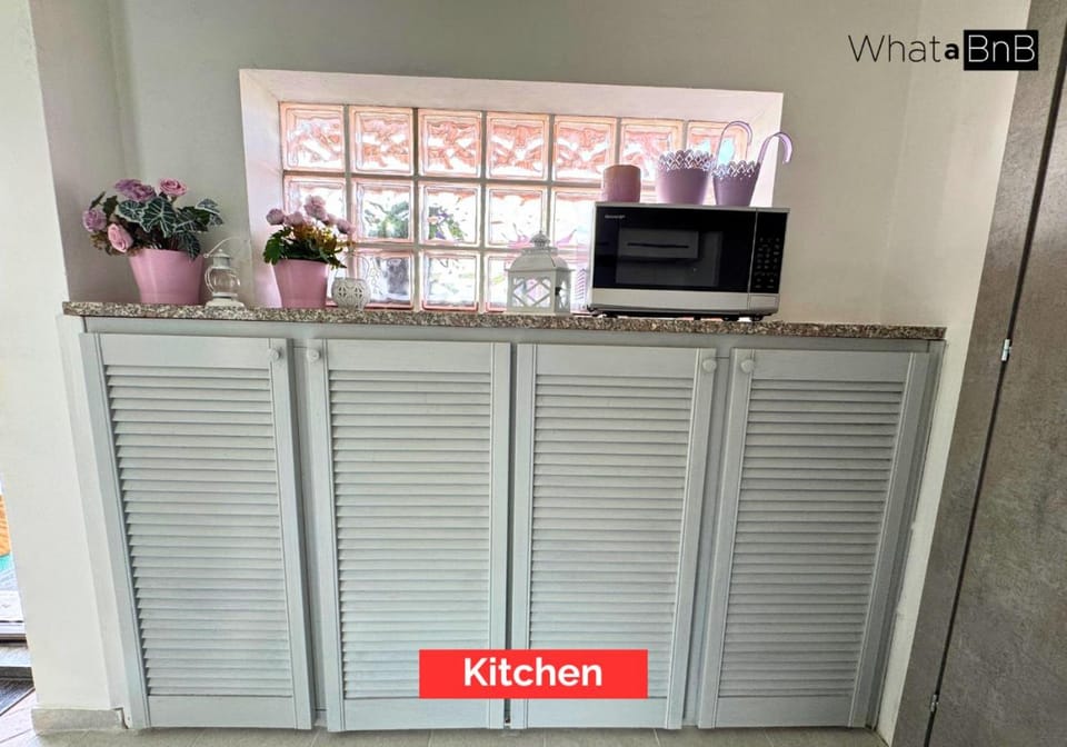 Kitchen or kitchenette, oven