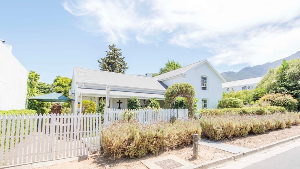 Property building, Spring, Day, Natural landscape, Garden, Garden view, Mountain view