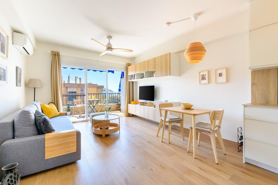 Communal lounge/ TV room, TV and multimedia, Living room, Seating area, Dining area, air conditioner