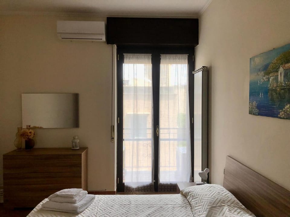 Bed, Photo of the whole room, air conditioner