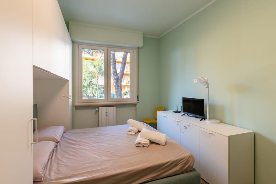 Bed, TV and multimedia, Photo of the whole room, Bedroom, towels