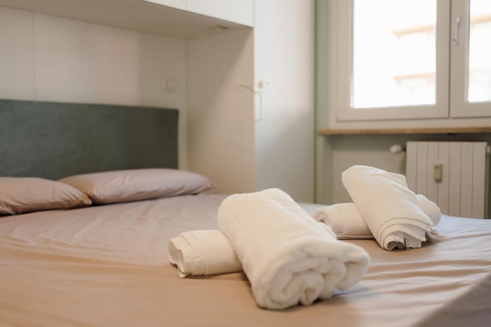 Bed, Bedroom, towels