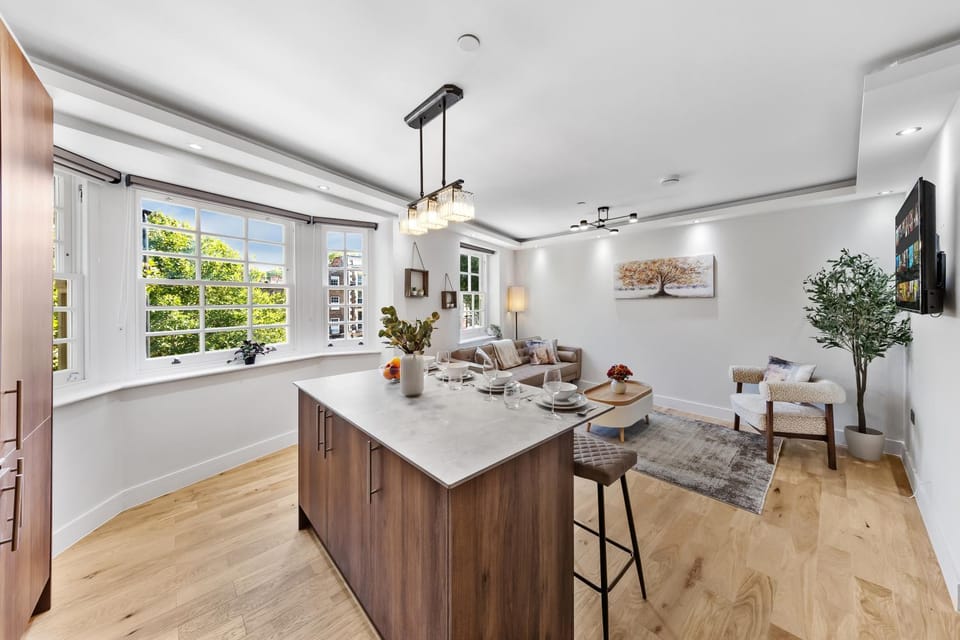 TV and multimedia, Kitchen or kitchenette, Living room, Seating area, Dining area