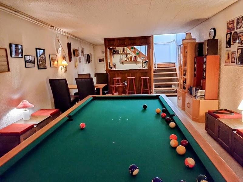 Billiard, Game Room