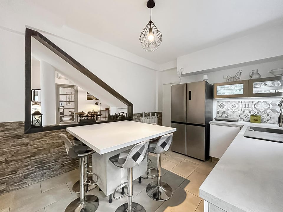 Kitchen or kitchenette, Dining area
