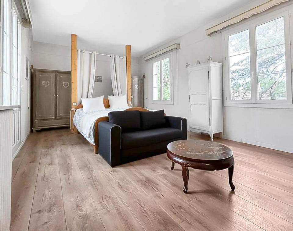 Bed, Photo of the whole room, Bedroom, air conditioner