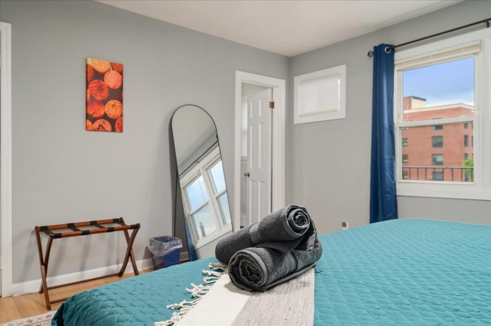 6 bdr Yonkers Home 2 Apts Balcony & Parking Apartment in Mount Vernon