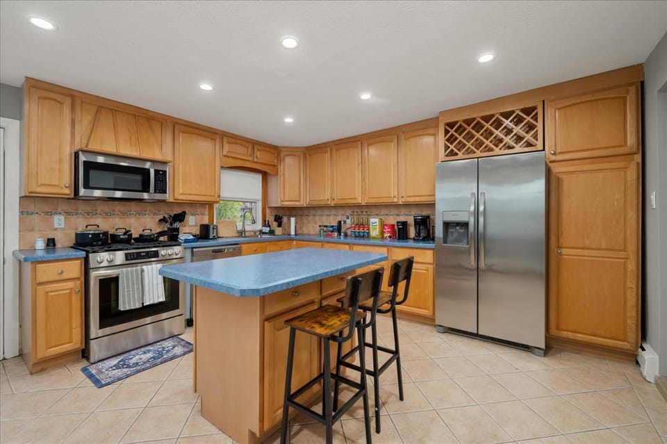 6 bdr Yonkers Home 2 Apts Balcony & Parking Apartment in Mount Vernon