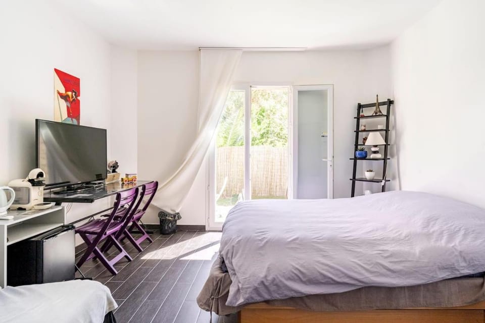 Chambre avec entrée indépendante-Jardin privé- 200m des plages Bed and Breakfast in Mandelieu-La Napoule