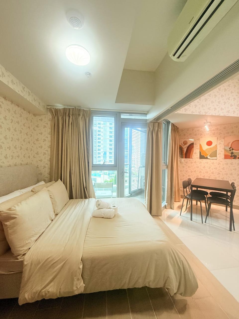 Uptown Parksuites Tower 2 Apartment in Makati