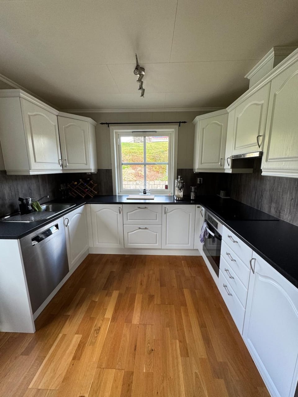Kitchen or kitchenette, dishwasher, stove