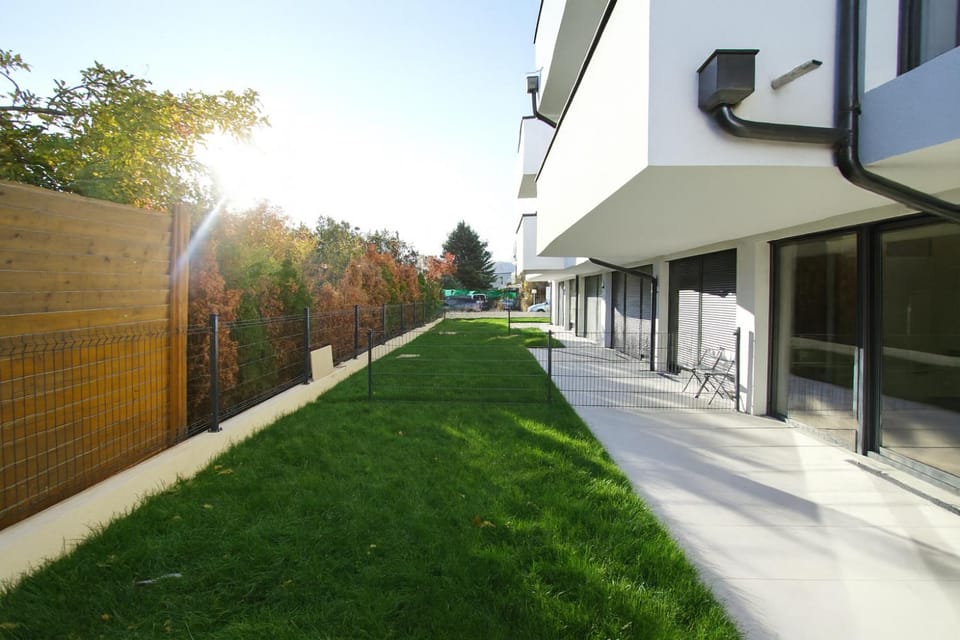 Property building, Neighbourhood, Garden, Garden view