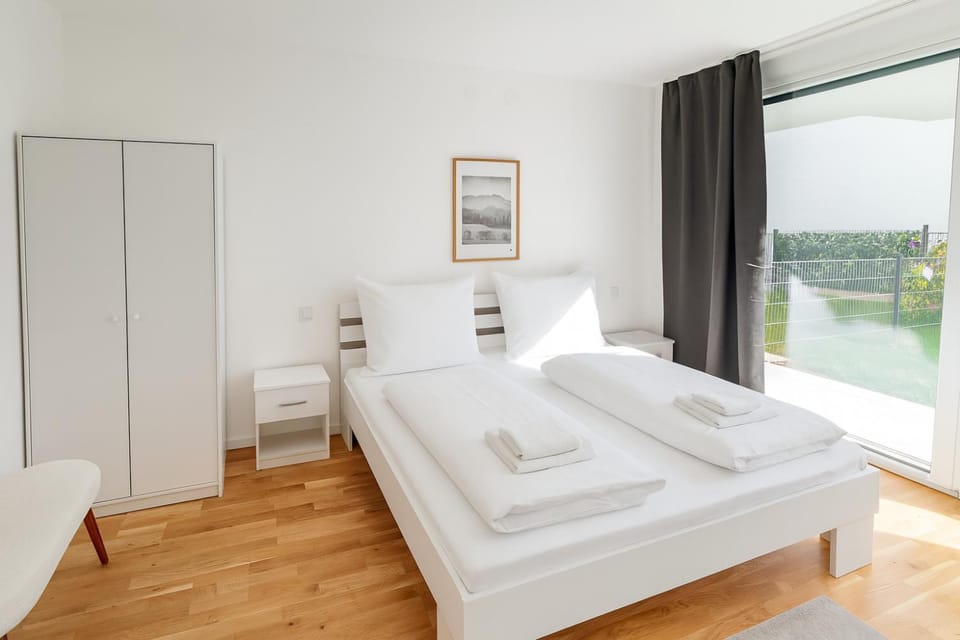 Bed, Bedroom, towels