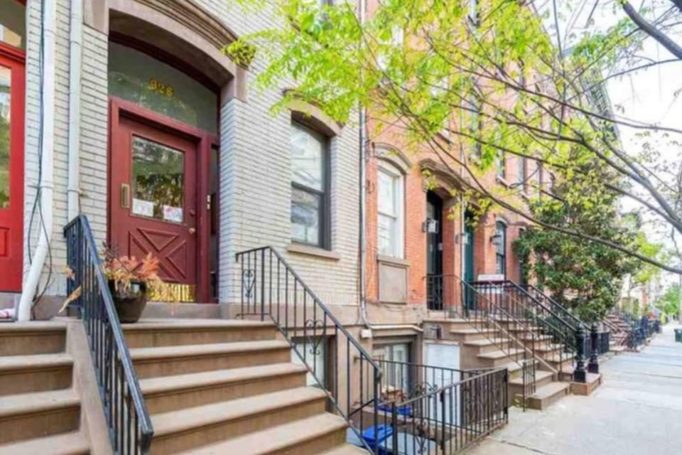 Property building, Facade/entrance, Neighbourhood, City view, Quiet street view