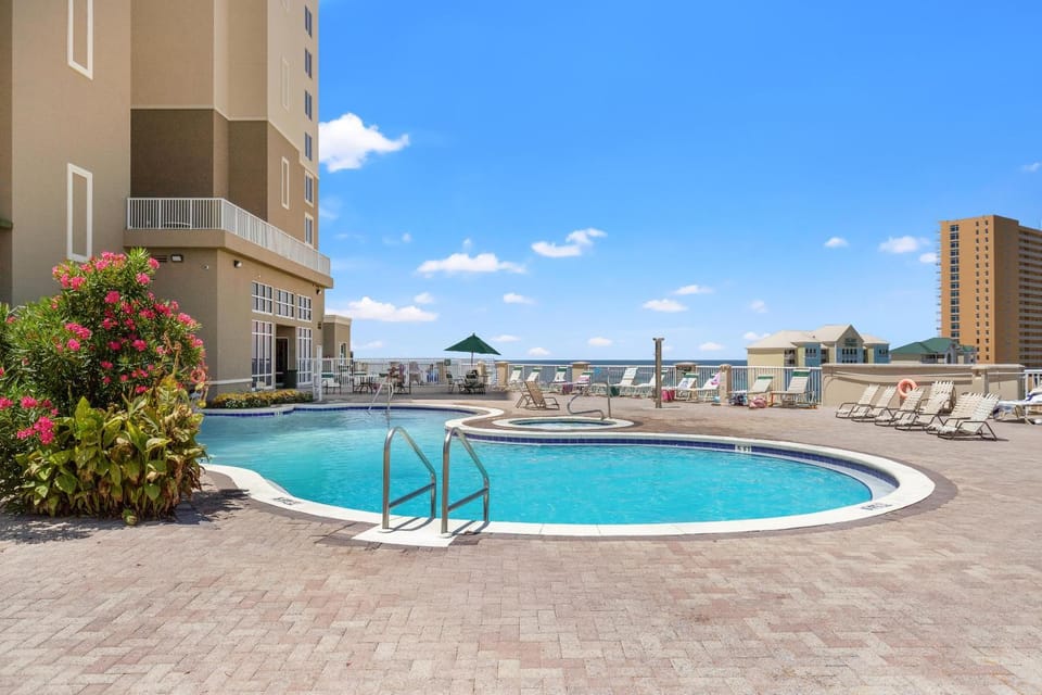 Property building, Day, Balcony/Terrace, Pool view, Swimming pool, Swimming pool, sunbed