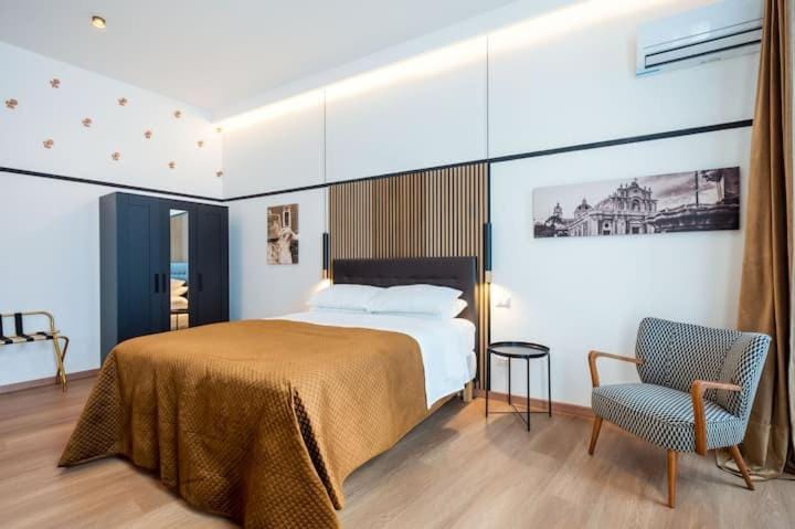 Bed, TV and multimedia, Living room, Photo of the whole room, Bedroom, air conditioner