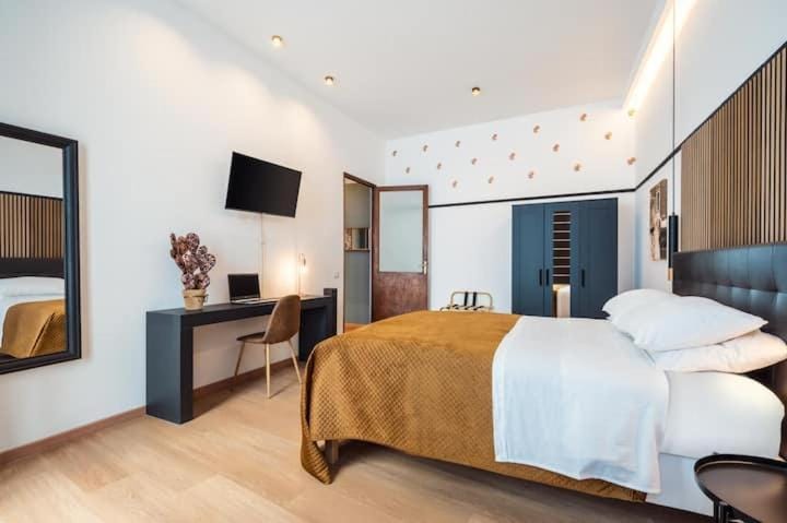 Bed, Photo of the whole room, Bedroom, wardrobe