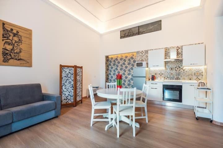 Kitchen or kitchenette, Living room, Seating area, Dining area, oven, stove