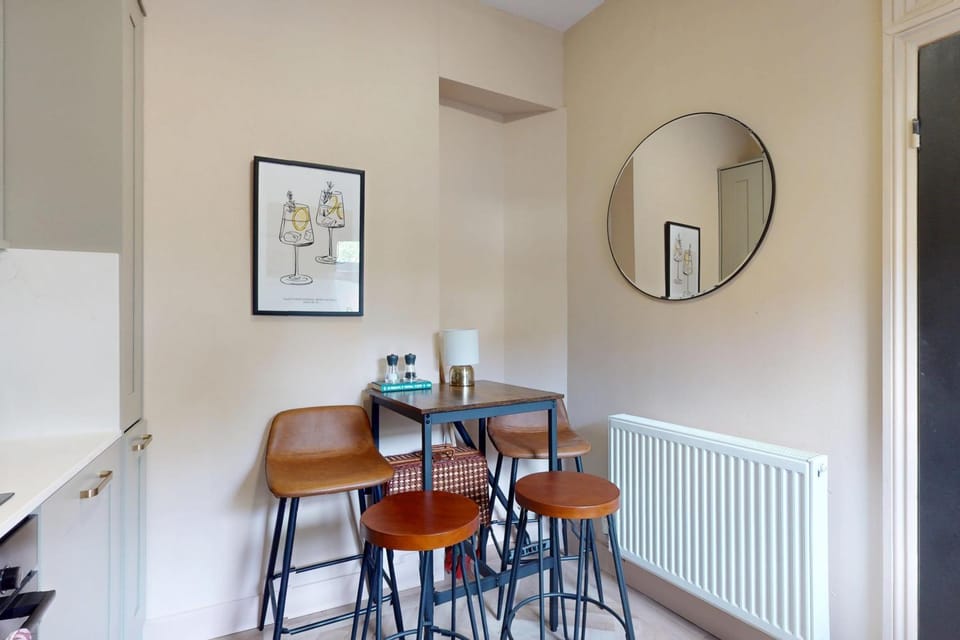 Stylish 2-Bed Cottage with Courtyard Garden Near South Ealing Tube Station House in Brentford