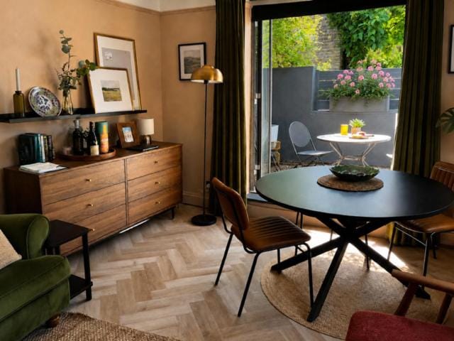 Stylish 2-Bed Cottage with Courtyard Garden Near South Ealing Tube Station House in Brentford