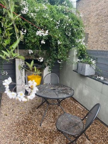 Stylish 2-Bed Cottage with Courtyard Garden Near South Ealing Tube Station House in Brentford