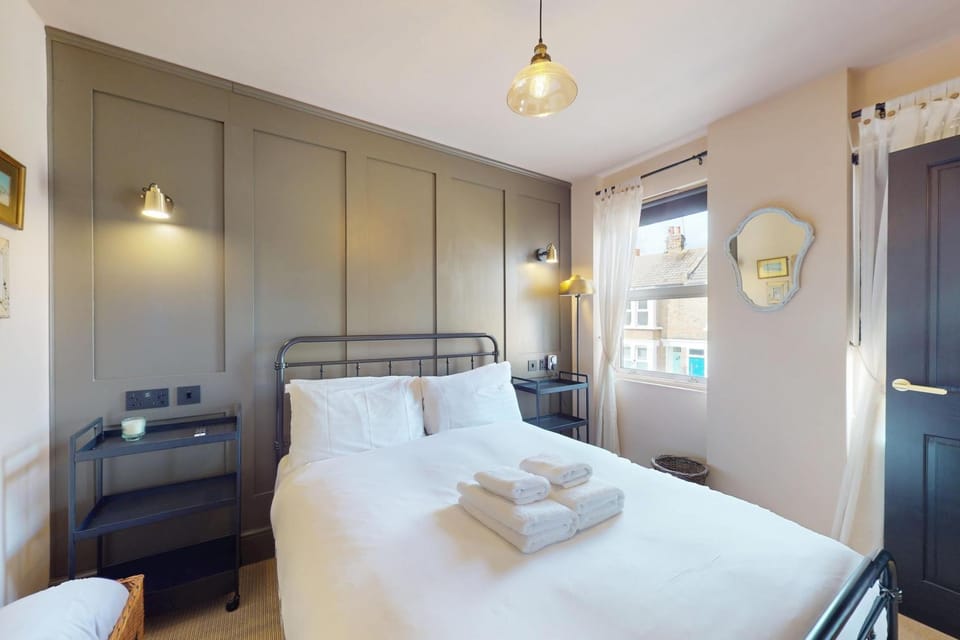 Stylish 2-Bed Cottage with Courtyard Garden Near South Ealing Tube Station House in Brentford