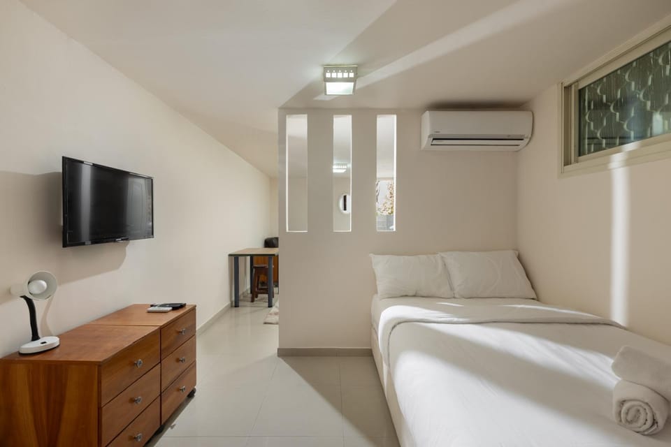 Bed, TV and multimedia, Bedroom