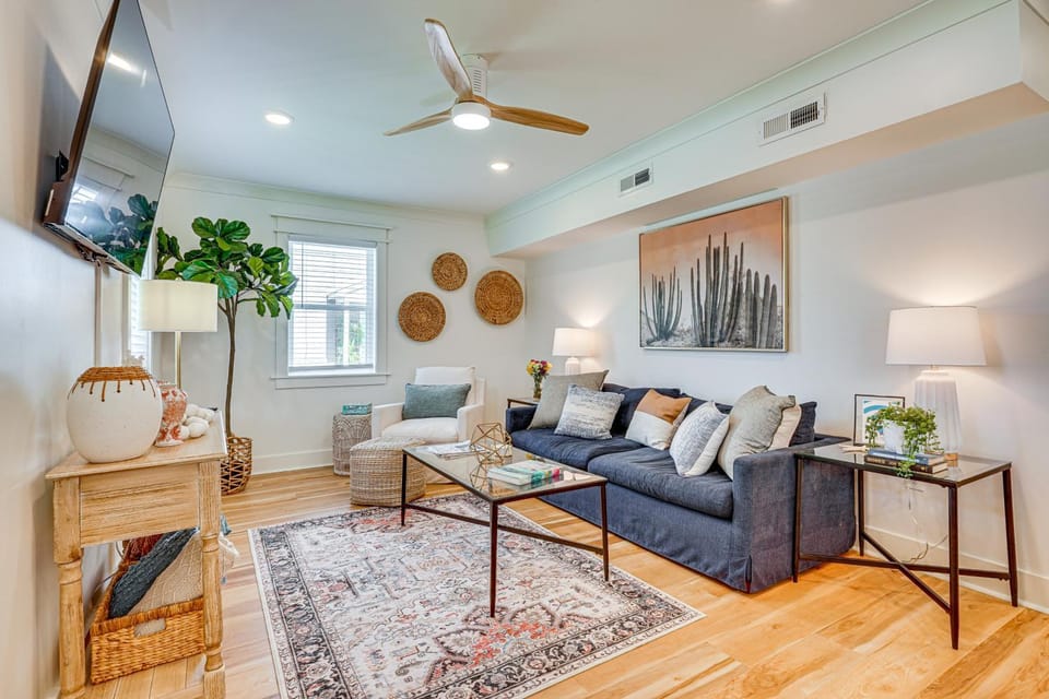 Dtwn Retreat w/ Game Room! Walk to Hampton Park Apartment in Charleston